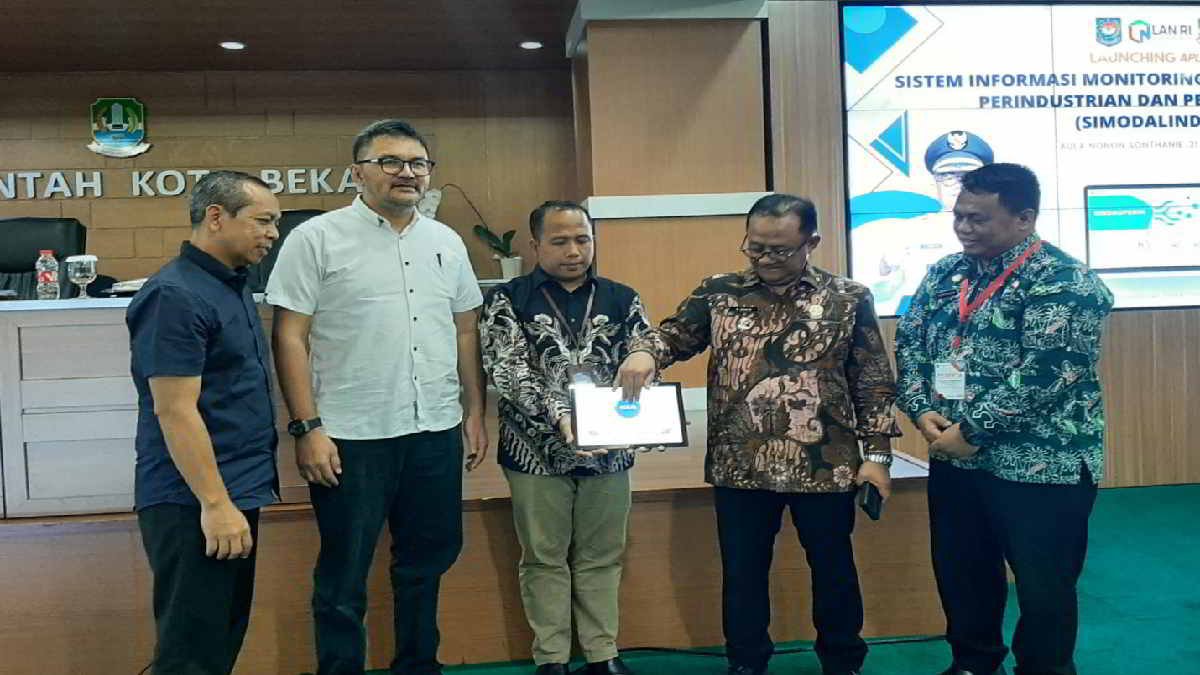 Launching aplikasi Simodalindag dilaksanakan langsung oleh Pj Wali Kota Bekasi R. Gani Muhamad, bertempat di aula Nonon Sonthanie, pada Jumat 21 Juni 2024.
