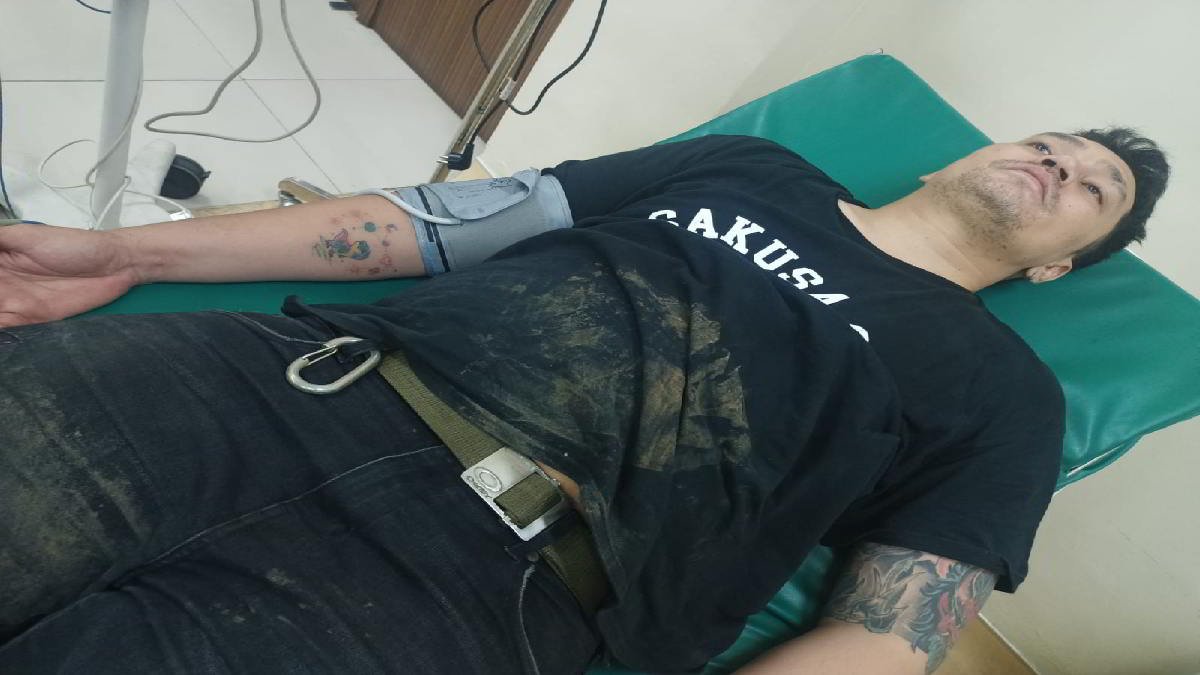 Firman Ugama Wartawan Inijabar saat menjalani pemeriksaan di salah RS kawasan Pondok Gede, Kota Bekasi usai diserang saat melerai perkelahian di Jatiwaringin, pada Rabu 12 Juni 2024 malam