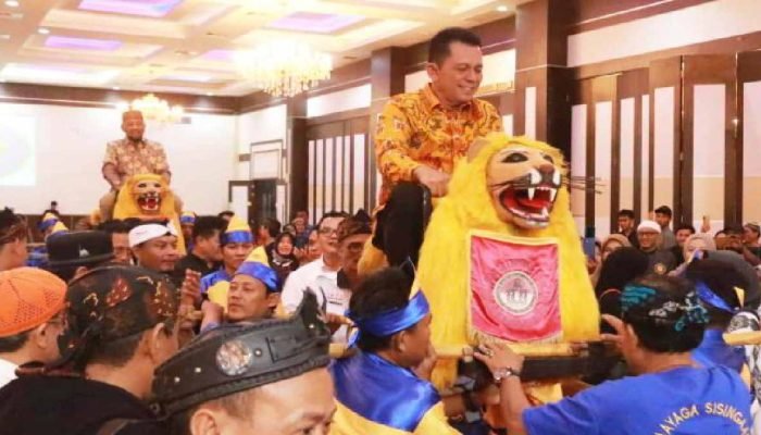 Gubernur Kepri Diarak Sisingaan saat Menghadiri Ramah Tamah Warga Pasundan di Batam