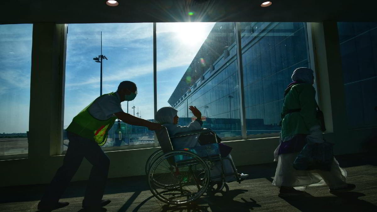 440 Jemaah Haji Kloter 1 Embarkasi Kertajati asal Kabupaten Subang tiba di Bandara Internasional Jawa Barat (BIJB) Kertajati, Kabupaten Majalengka, Minggu (23/6/2024)