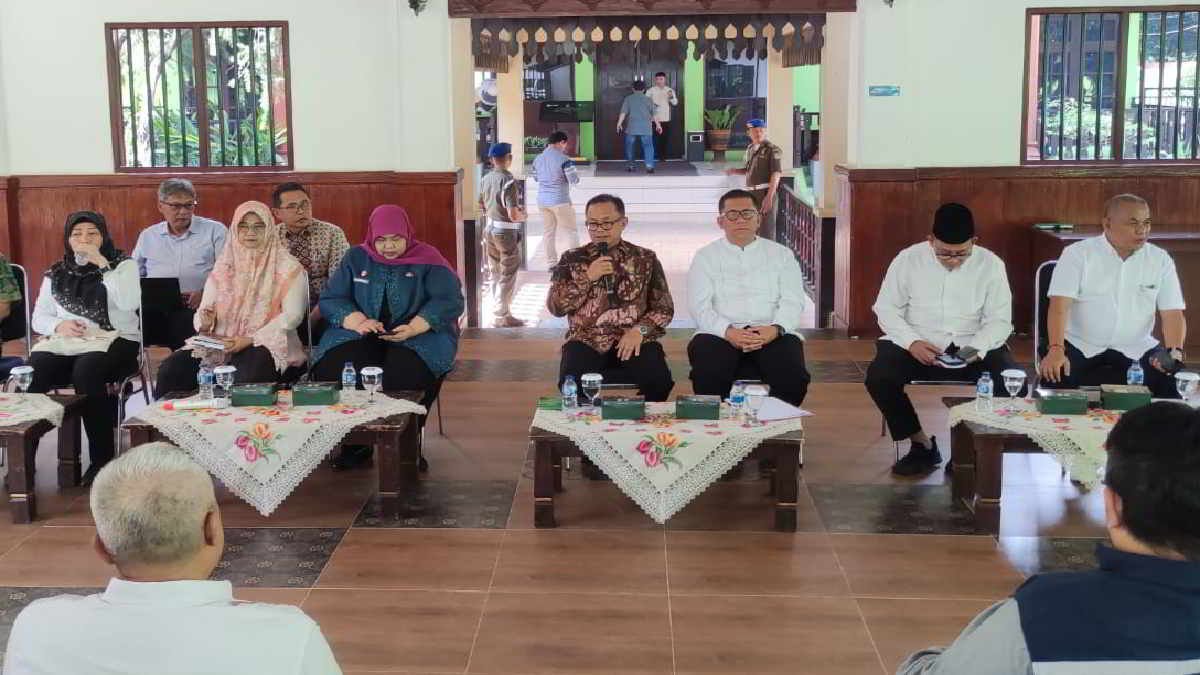 Pj Wali Kota Bekasi Gani Muhamad saat konfrensi pers pengumuman pembatalan proyek investasi PSEL di Bantar Gebang, di aula pendopo Plaza Pemko Bekasi, Jumat 21 Juni 2024