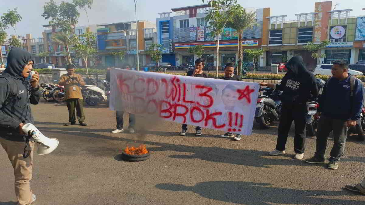 Pemuda Intelektual Peduli Pendidikan mendesak Kepala KCD Wilayah III Propinsi Jawa Barat mundur lantaran tidak mampu mengusut dugaan pungli di SMAN dan SMKN di Kota Bekasi.