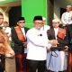 Pj Wali Kota Bekasi, Gani Muhamad, secara simbolis menyerahkan hewan kurban di Masjid Al Barkah usai pelaksanaan salat ieduladha 1445 H, pada Senin 17 Juni 2024 - foto doc ist