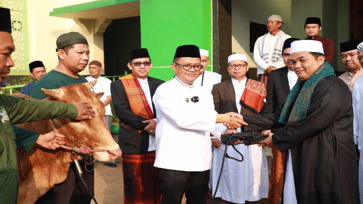 Pj Wali Kota Bekasi, Gani Muhamad, secara simbolis menyerahkan hewan kurban di Masjid Al Barkah usai pelaksanaan salat ieduladha 1445 H, pada Senin 17 Juni 2024 - foto doc ist