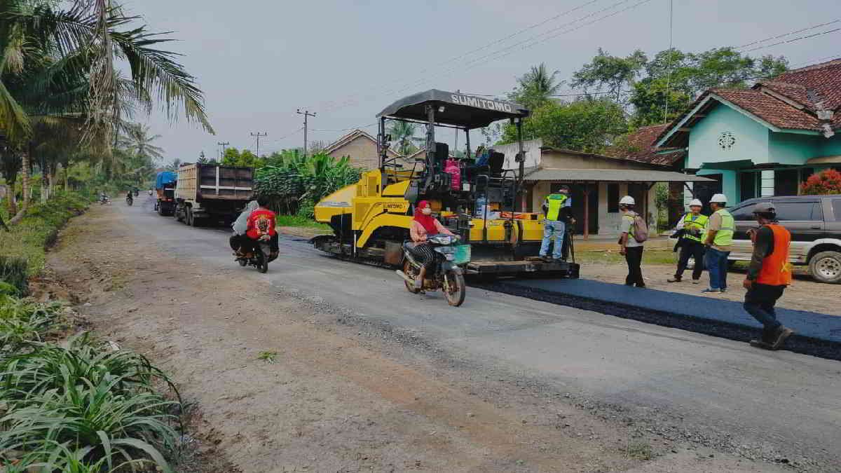 Preservasi atau pemeliharaan ruas jalan Tanjungkari- Pugung Raharjo di Lampung Timur, mulai memasuki seputaran wilayah kecamatan Marga Tiga, Sabtu 22 Juni 2024.