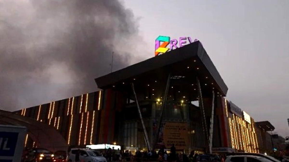 Revo Town Kota Bekasi kebakaran, terlihat asap mengepul dan pengunjung berlarian menjauhi gedung yang mengeluarkan asap menghitam, Sabtu sore 22 Juni 2024