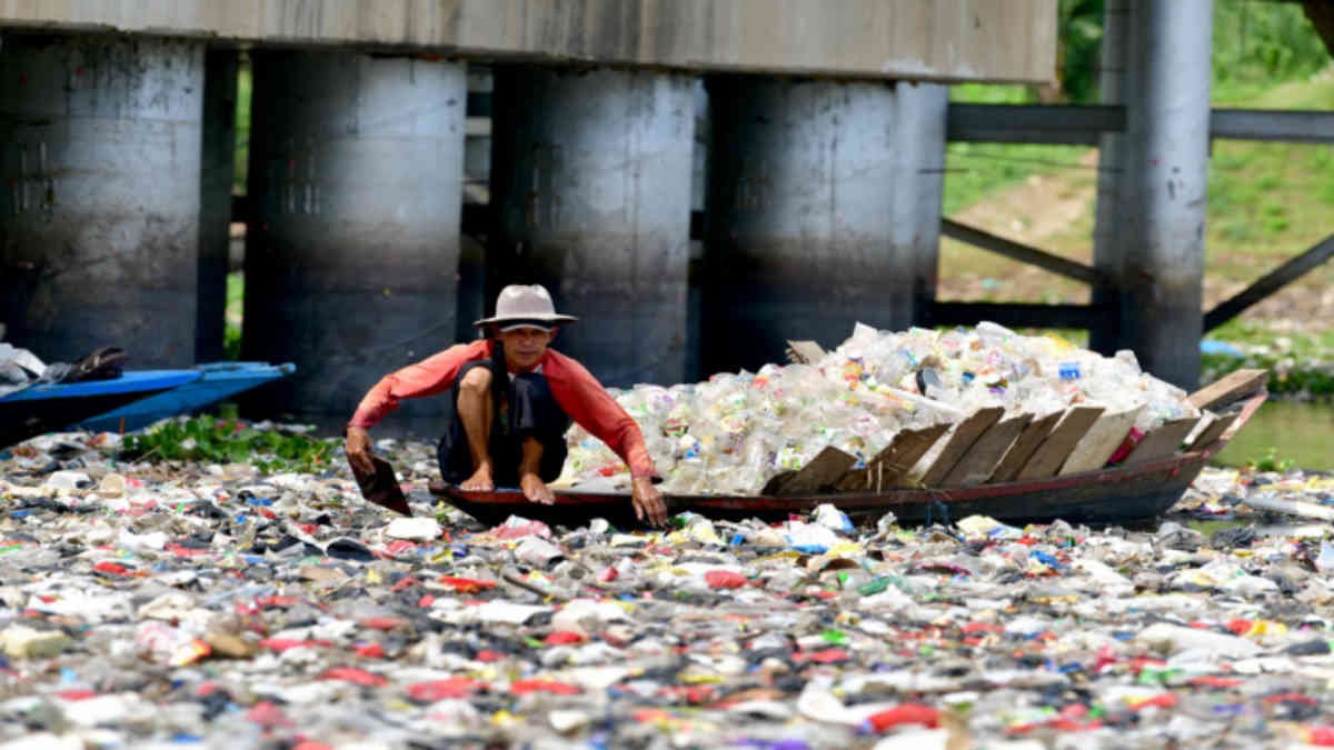 kondisi hamparan sampah di jembatan Babakan Sapan, Batujajar, Bandungbarat