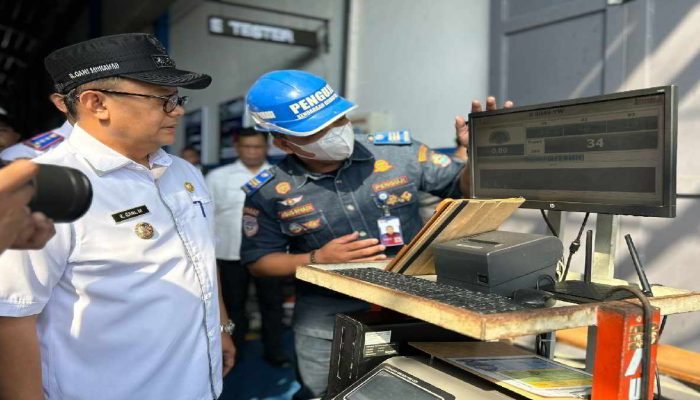 Pj. Wali Kota Bekasi Sidak Gedung Uji KIR, Pastikan Tak Ada Pungli