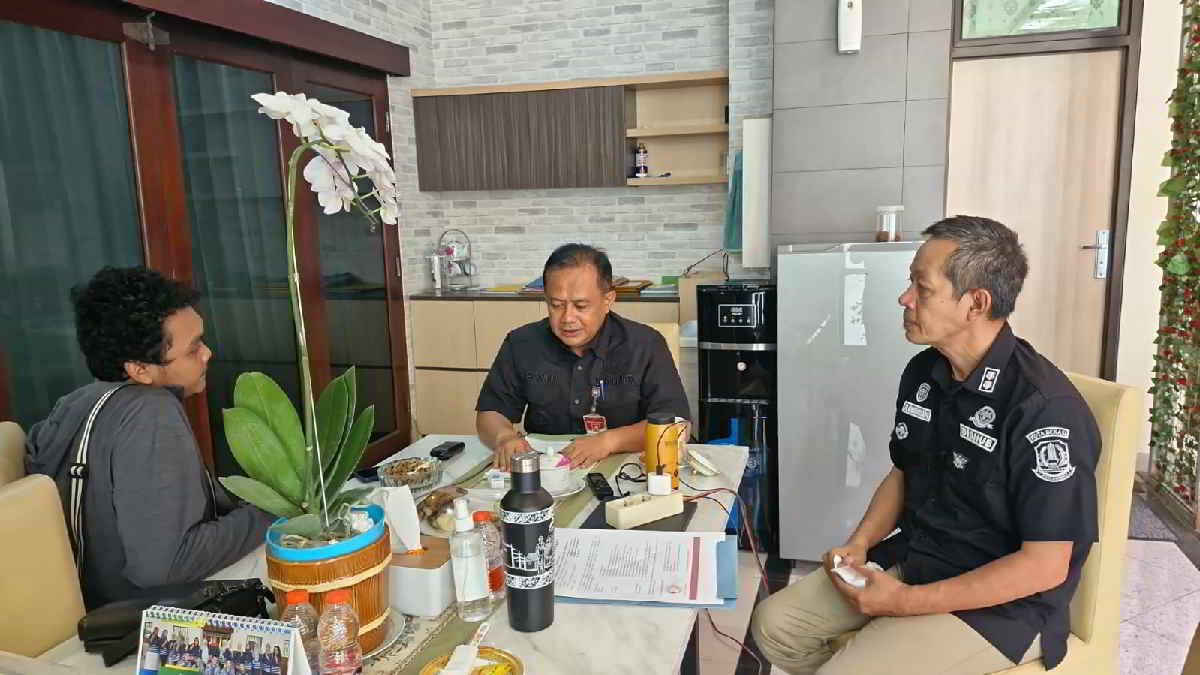 Pj Wali Kota Bekasi R Gani Muhamad bersama Sekretaris Dishub Kota Bekasi Johan Budi Gunawan saat dikonfirmasi terkait TKK jadi Sopir diluar instansi, Jumat 7 Juni 2024