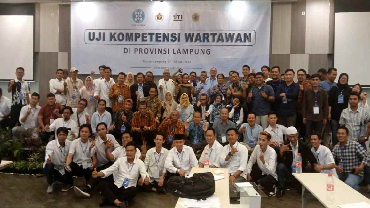 Peserta pelatihan jurnalistik dan Uji Kompetensi Wartawan (UKW) foto bersama usai pengumuman oleh tim penguji di Novotel, Bandar Lampung, pada Sabtu 8 Juni 2024