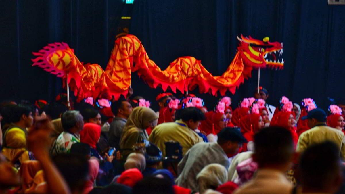 Peragaan wastra dengan model bupati, wali kota, dan para ketua dekranasda se - Jabar pada hari terakhir KKJ & PKJB di Trans Convention Centre, Minggu (30/6/2024).