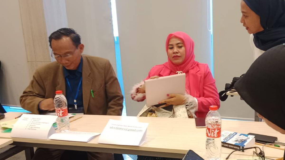 Septi Purri Manda Sari, Fasilitator Desa Tangguh Bencana bersama Makali Kumar Penguji UKW dari Lembaga Uji Mostopo saat pelaksanaan UKW di Novotel Bandar Lampung, Jumat 7 Juni 2024 - foto Sumantri
