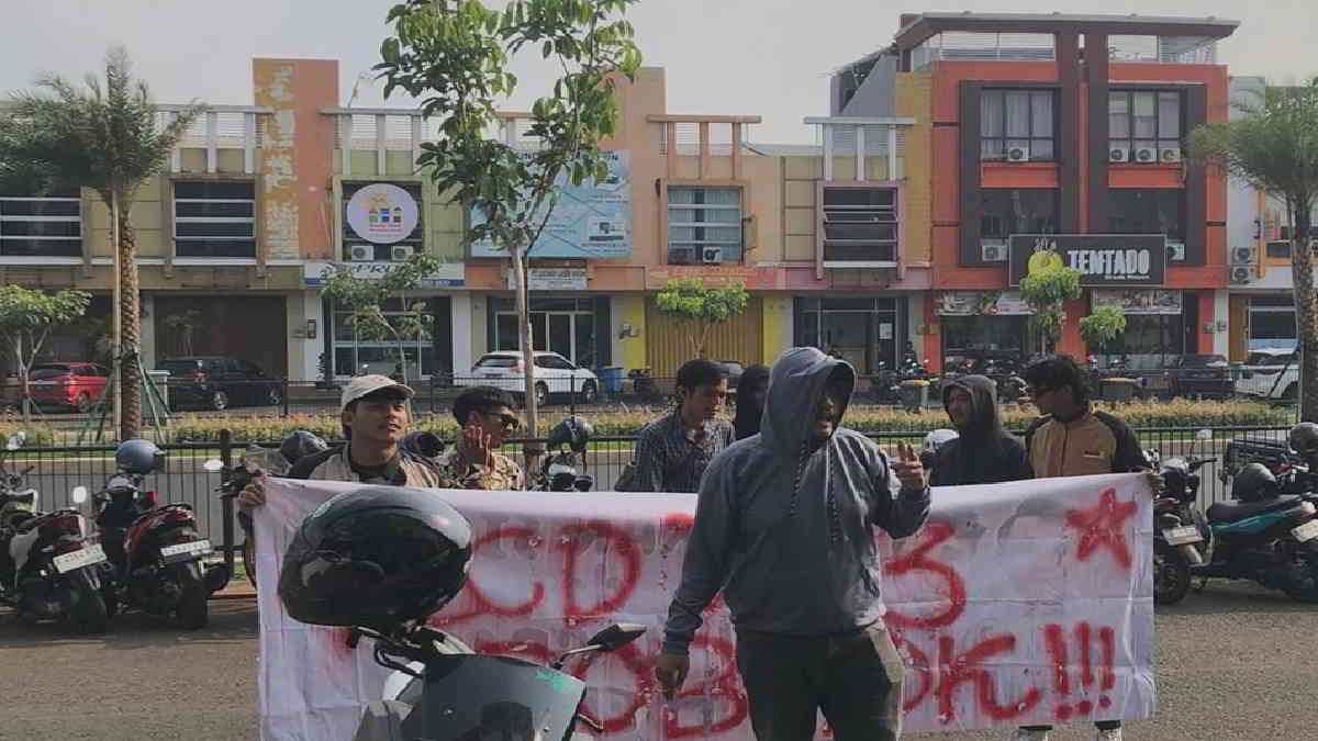 Gabungan mahasiswa yang menamakan diri Pemuda Intelektual Peduli pendidikan (PIPP) kembali menggeruduk KCD Pendidikan Wilayah III Jabar, di Tambun Selatan, Kabupaten Bekasi terkait kasus Pungli SMA/SMK pada Rabu 19 Juni 2024- foto doc ist