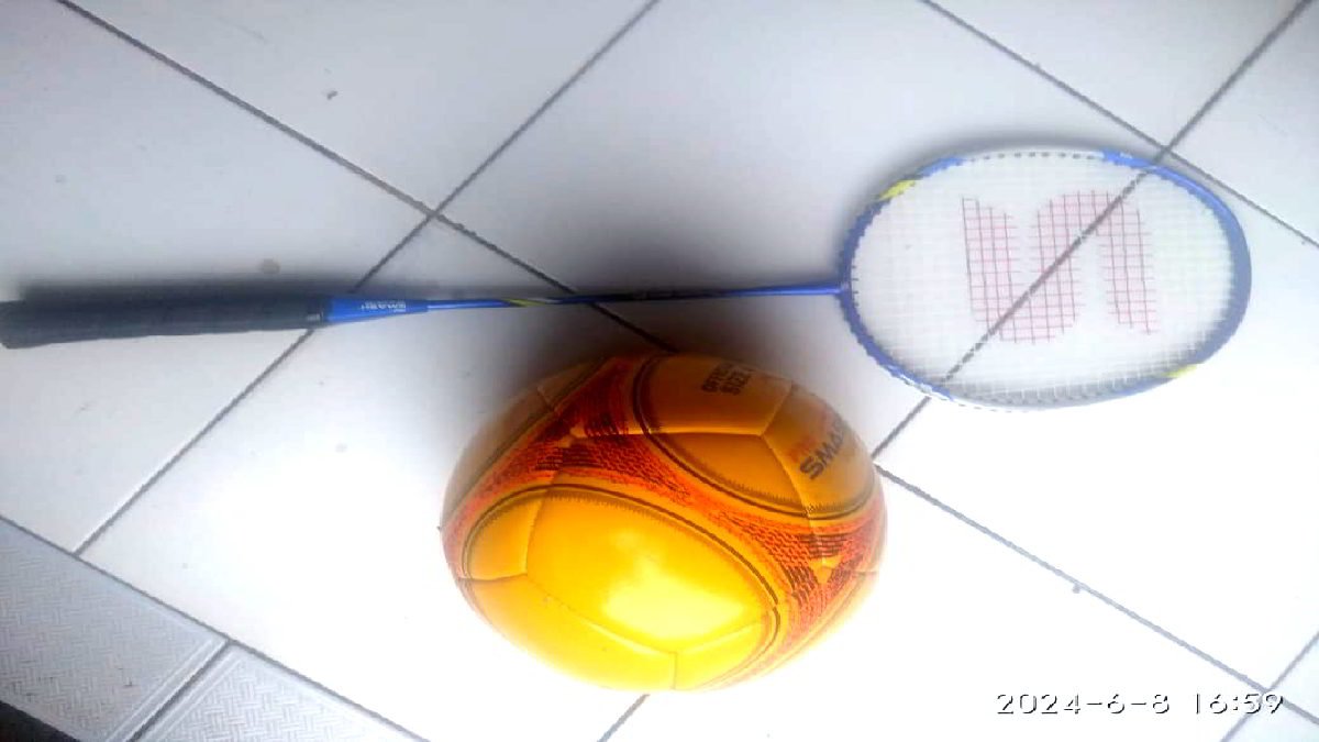 bola dan raket dari pengadaan alat olah raga yang diterima oleh Ketua RW/RT- foto doc wawai news