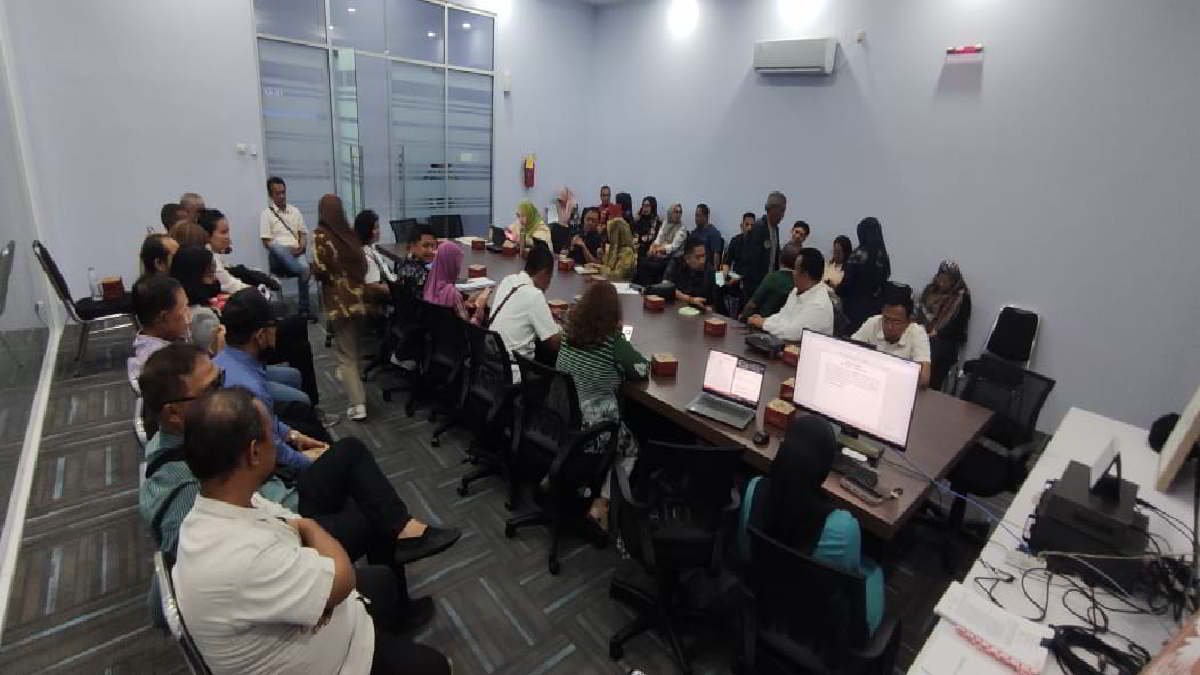 Puluhan vendor revitalisasi Pasar Jatiasih, merasa kecewa dengan ketidakhadiran Direktur PT MSA dalam penyelesaian polemik yang dimediasi langsung oleh Pj Wali Kota Beksai, pada Jumat 28 Juni 2024