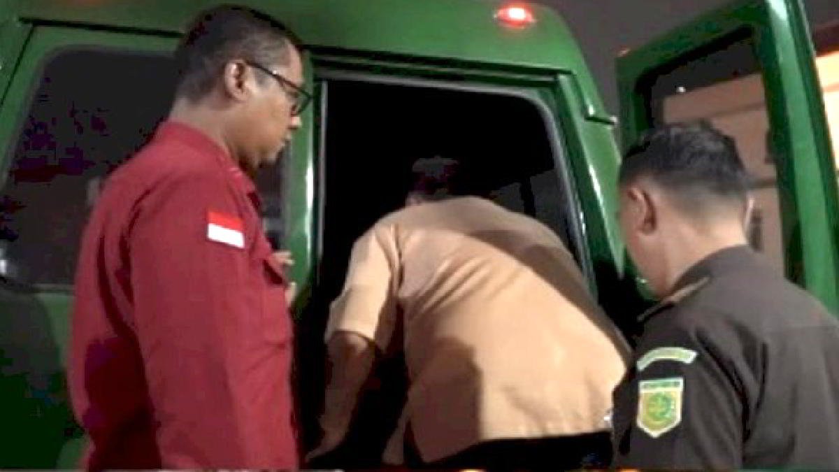 Penyidik tindak pidana khusus (Pidus) pada Kejaksaan Tinggi Lampung menggiring dua ASN untuk dijebloskan ke Penjara Way Hui rumah tahanan Kelas I Bandar Lampung terkait dugaan maling uang rakyat alias korupsi. Rabu 17 Juli 2024 - foto doc ist