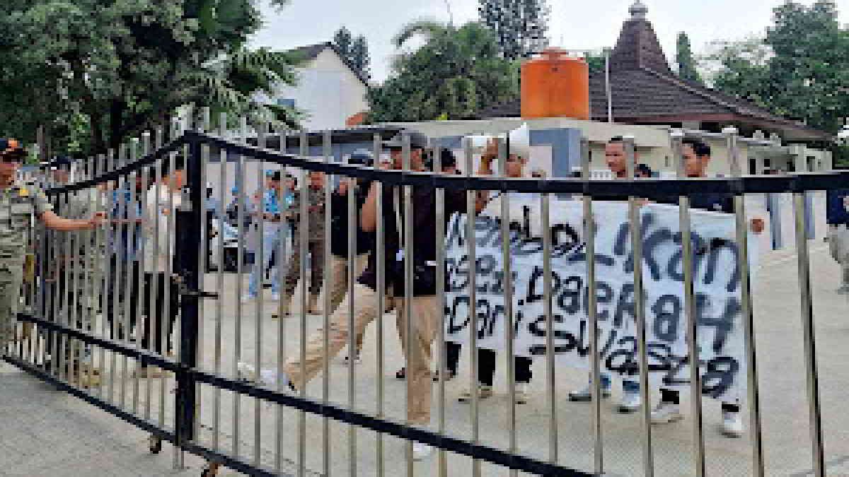 Aksi Protes Penggunaan GTB oleh pihak ketiga diwarnai Dorong saling dorong antara massa aksi dengan petugas pengamanan pada, Rabu 24 Juli 2024.