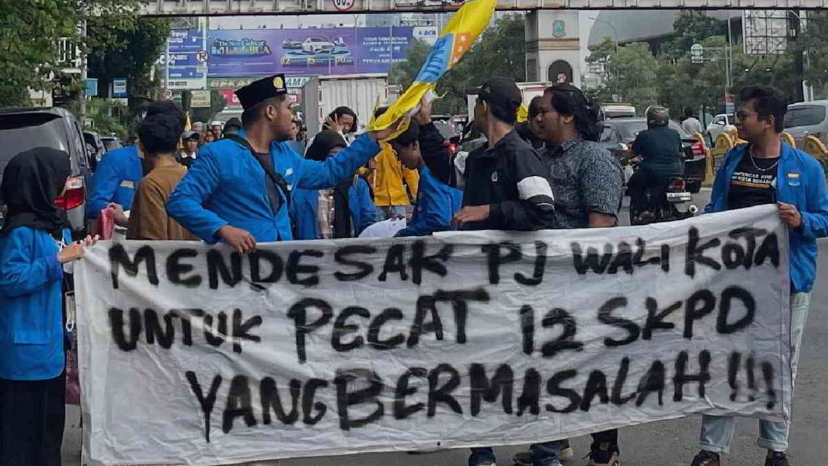 Puluhan mahasiswa yang tergabung dalam Organisasi Pergerakan Mahasiswa Islam Indonesia (PMII) Kota Bekasi yang melakukan aksi demontrasi di depan Kantor Walikota Bekasi, pada Rabu, 10 Juli 2024 - foto doc ist