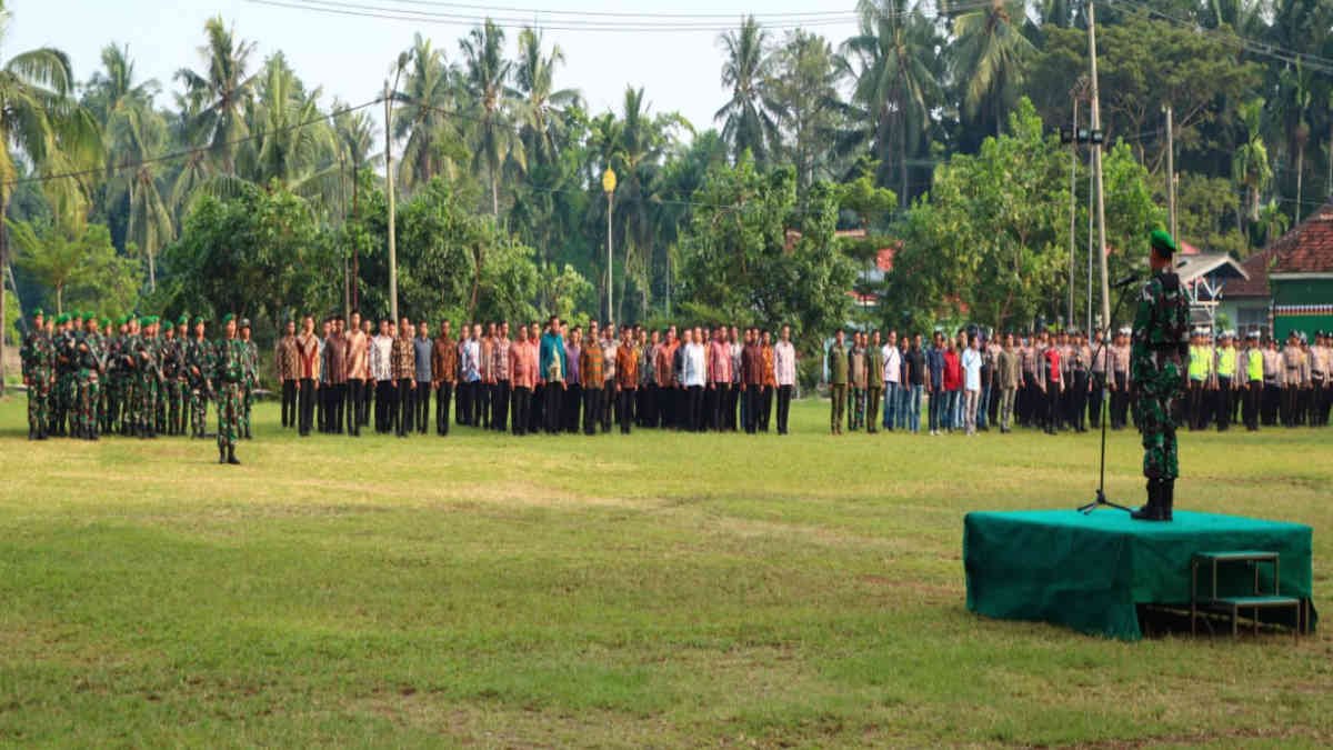Foto: Apel persiapan personel Polres Tanggamus dan jajaran TNI untuk menyambut kedatangan Presiden RI Jokowi, pada Rabu 10 Juli 2024.