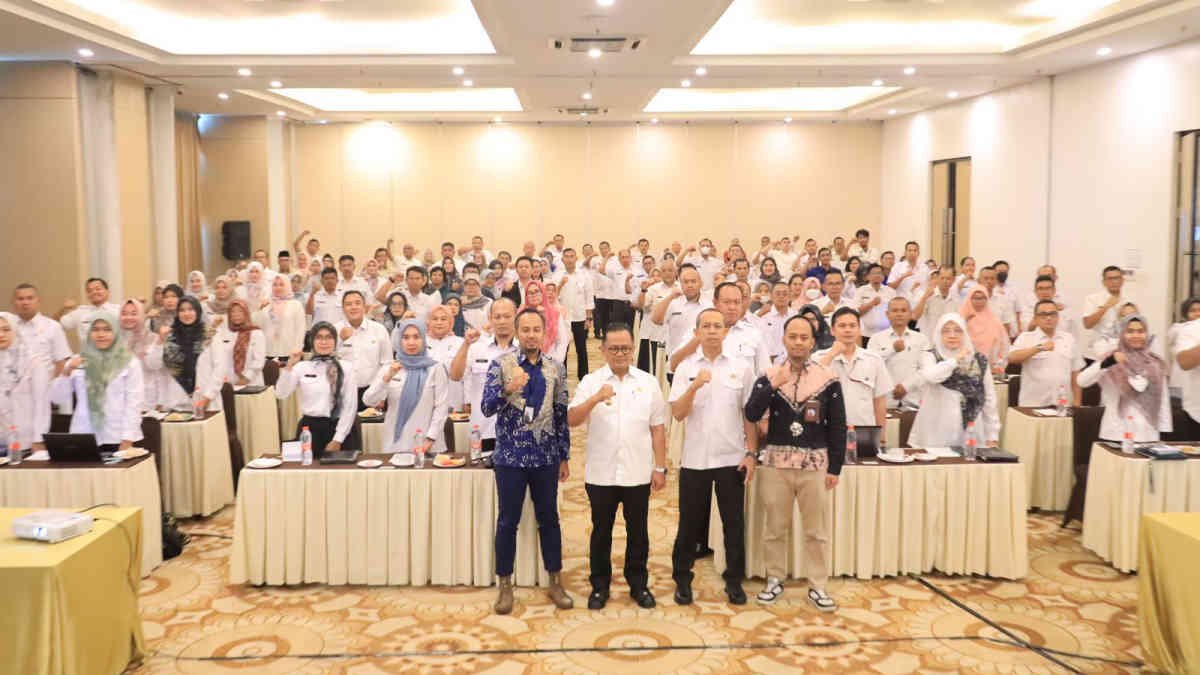 Foto: Pelaksanaan pembinaan bagi seluruh Aparatur Esselon II dan III, yang dilaksanakan oleh Badan Kepegawaian dan Pengembangan Sumber Daya Manusia (BKPSDM) di Ballroom Hotel Santika Mega City pada Rabu 31 Juli 2024.