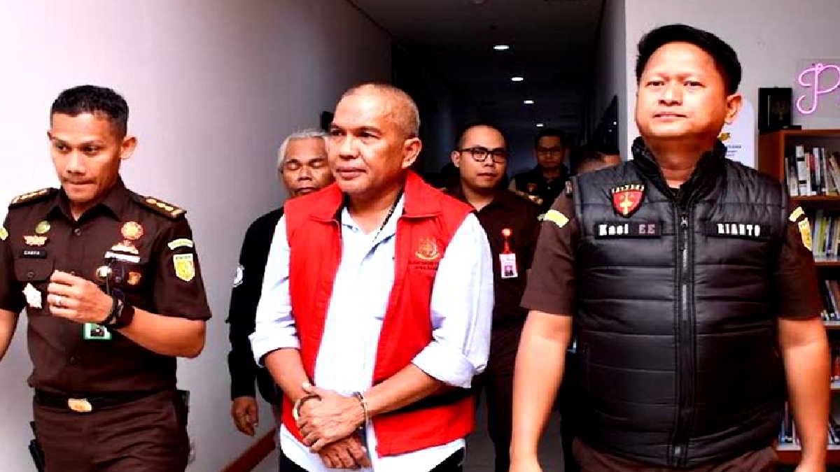 Eks Pj Bupati Bandung Barat, Arsan Latif akhirnya ditahan terkait kasus dugaan korupsi proyek bangun guna serah Pasar Sindang Kasih, Cigasong, Kabupaten Majalengka, Senin (15/7/2024).