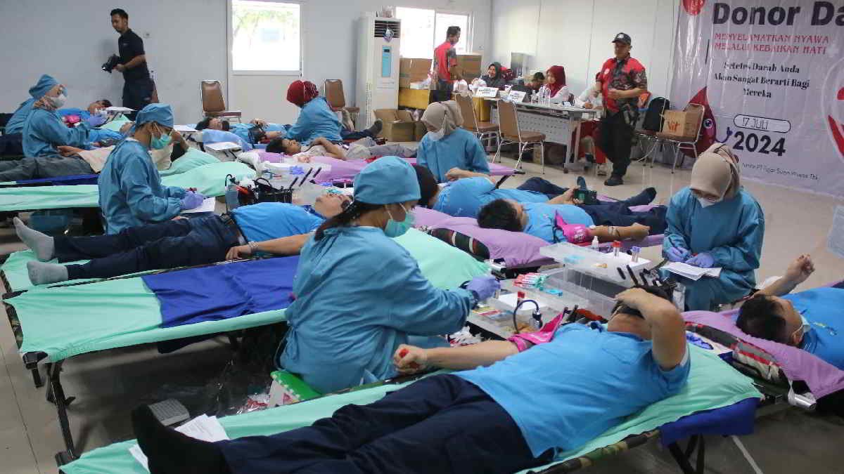 Palang Merah Indonesia (PMI) Karawang anugerahi FajarPaper atas konsistensinya menggelar kegiatan donor darah secara rutin pada 17 Juli 2024.