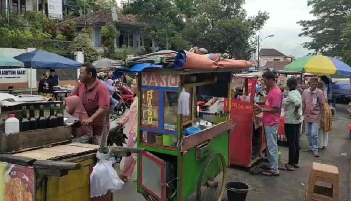 Sampah Berserakan di Kawasan Balong Ranca Lentah, DLH Lebak Imbau Pedagang Ikut Jaga Lingkungan