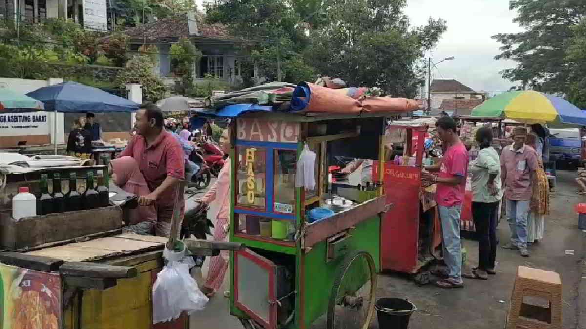 Pengunjung keluhkan sampah berserakan di kawasan wisata Balong Ranca Lentah, Rangkasbitung, Kabupaten Lebak, Minggu 14 Juli 2024