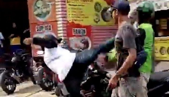 NGERI! Oknum DC Tendang Driver Ojol di Bekasi, Jadi Buruan Polisi