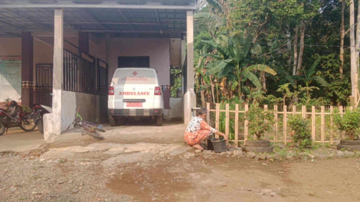 Foto: Ibu- ibu paruh baya warga dusun 2 pekon Wayliwok sedang menadahkan ember mengisi air di keran milik kantor pekon, Selasa 30 Juli 2024.
