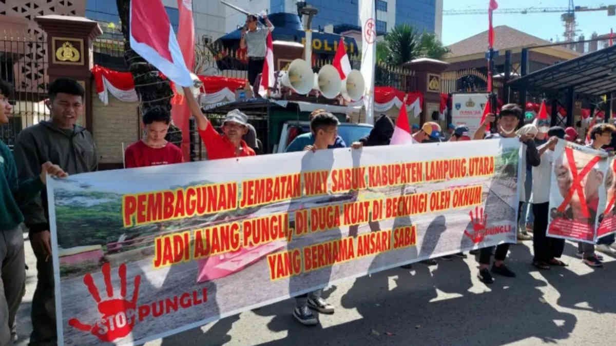 Foto: Aksi massa di depan Mabes Polri di Trunojoyo, Jakarta Selatan terkait pungutan liar terhadap angkutan yang terjadi di jembatan Way Sabuk, Lampung Utara, pada Senin 8 Juli 2024 lalu