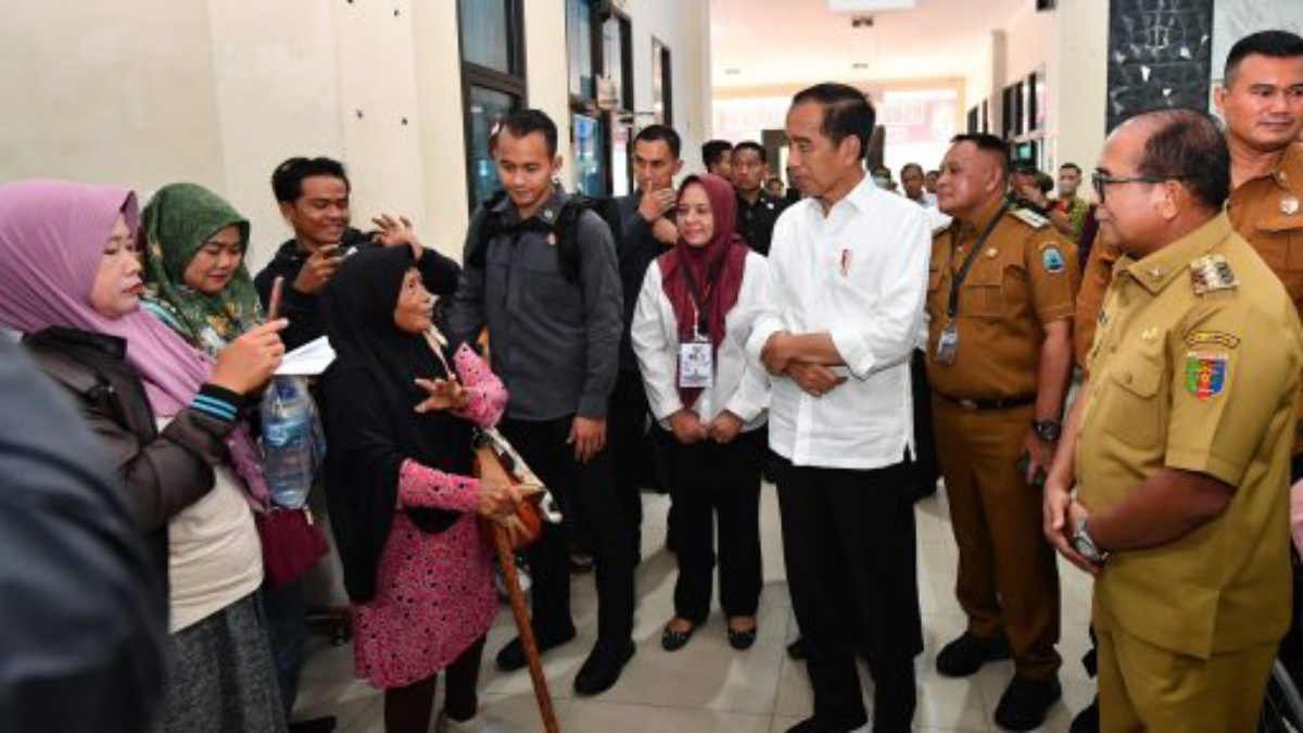 Foto: Presiden RI Joko Widodo saat berbincang kepada pasien Rumah Sakit Umum Daerah (RSUD) Dr. H. Bob Bazar, pada Kamis 11 Juli 2024.