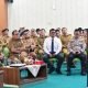 Penjabat Gubernur Jabar Bey Machmudin saat rapat konsolidasi Optimalisasi Pencapaian Indikator Makro Pembangunan Jawa Barat dengan jajaran Pemda Kota Bekasi di Kompleks Pemkot Bekasi, Senin (15/7/2024).
