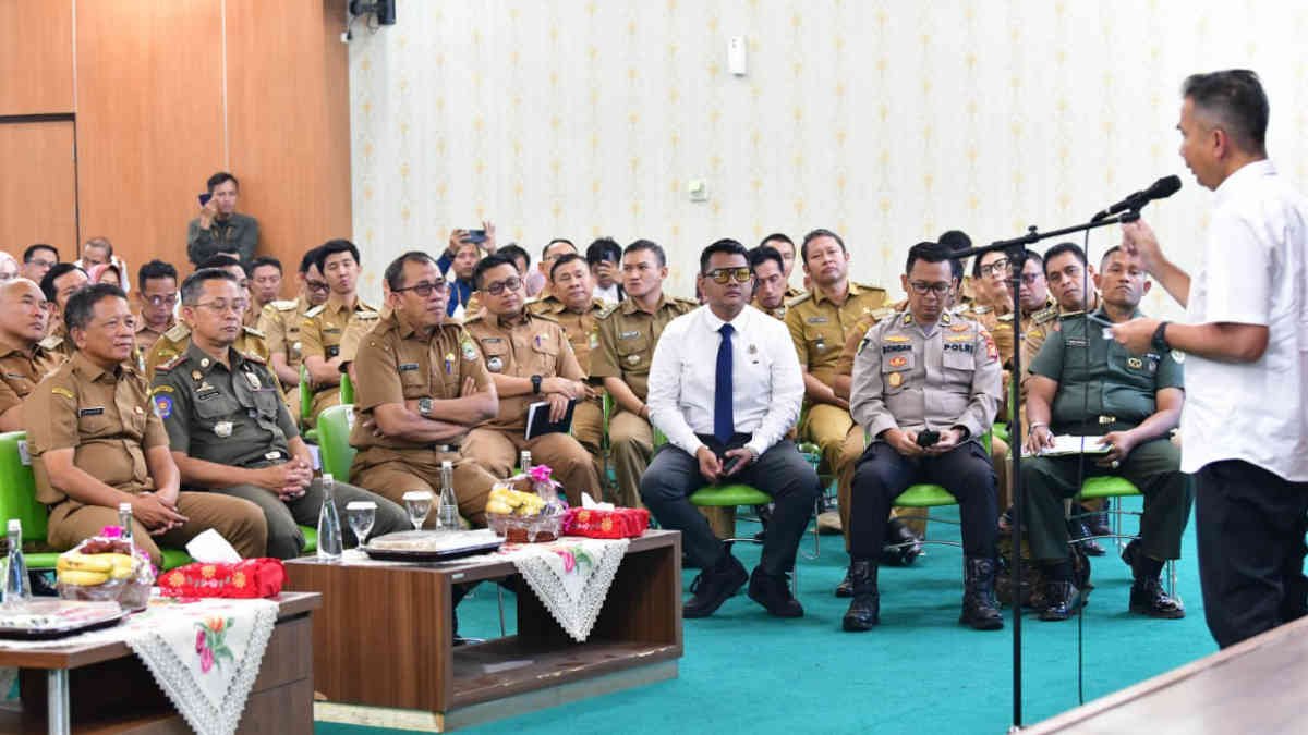 Penjabat Gubernur Jabar Bey Machmudin saat rapat konsolidasi Optimalisasi Pencapaian Indikator Makro Pembangunan Jawa Barat dengan jajaran Pemda Kota Bekasi di Kompleks Pemkot Bekasi, Senin (15/7/2024).