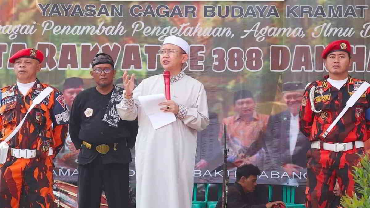 Pj Bupati Dani Ramdan saat menghadiri acara Pesta Rakyat dan Haul Kubro ke-388 Situs Cagar Budaya Kramat Batok, di Desa Jayabakti, Kecamatan Cabangbungin, pada Minggu (21/07/2024)