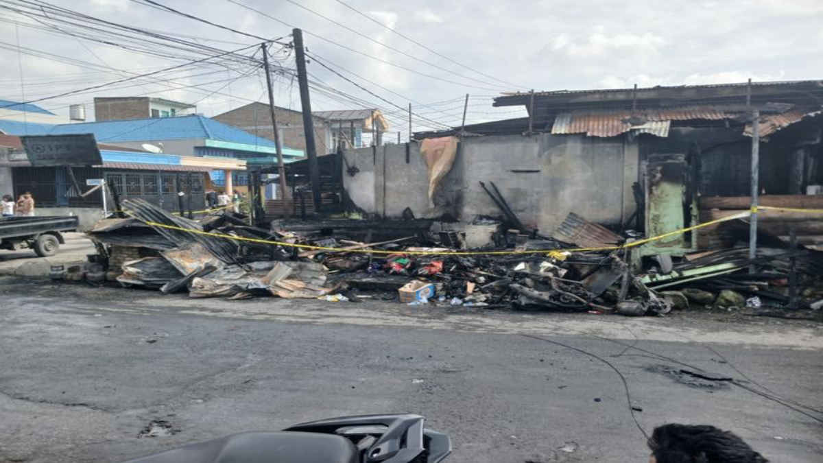 Foto: Lokasi kebakaran yang terjadi pada Kamis 27 Juni 2024 sekira pukul 03.30 WIB dini hari. Selain menewaskan Sempurna Pasaribu, juga merenggut nyawa istrinya Efprida Br Ginting (48), anaknya SP (12) dan cucunya LS (3).