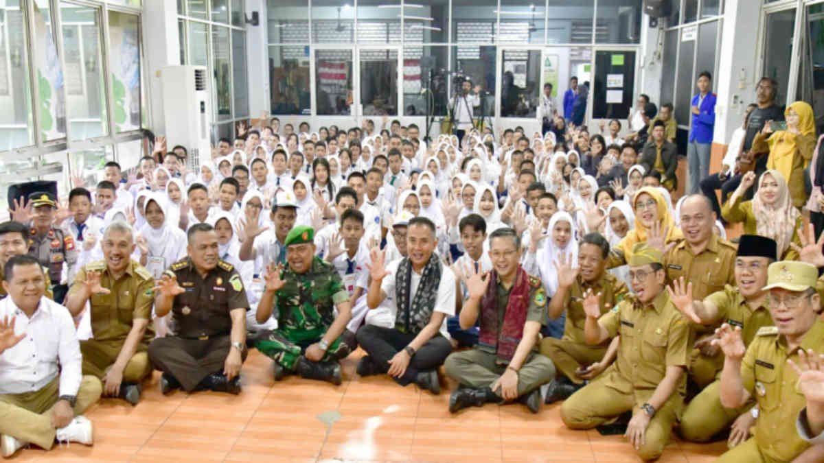 Pj Gubernur Jabar Bey Machmudin  membuka Masa Pengenalan Lingkungan Sekolah (MPLS) Tahun Ajaran 2024/2025 di SMA Negeri 5, Kota Bekasi, Senin (15/7/2024).