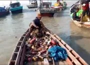 Nelayan Lampung Selatan panen rokok dan aneka barang lainnya dampak dari kapal tenggelam di sekitar Laut Kepulauan Seribu