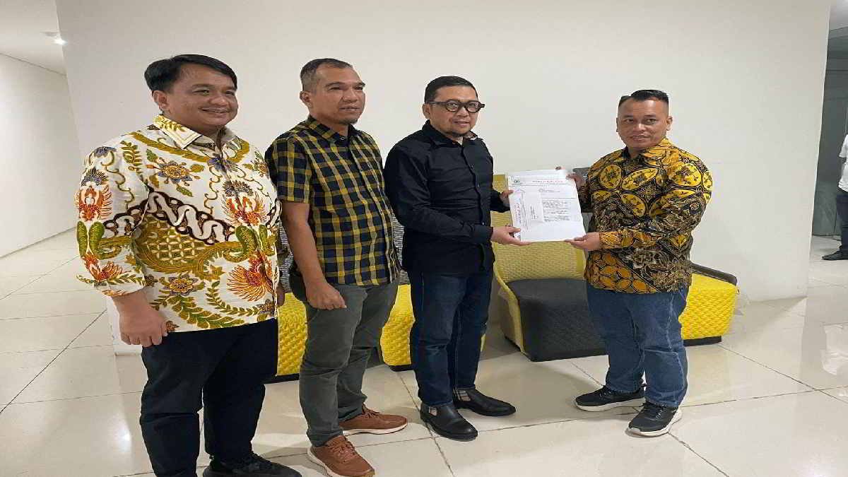 Dr. H. Ahmad Doli Kurnia Tandjung, S.Si.,M.T saat memberikan surat rekomendasi dukungan Golkar untuk pasangan Bakal Calon Bupati Lingga Muhamad Nizar-Novrizal di Pilkada 2024, Kamis 27 Juli 2024.- foto doc ist