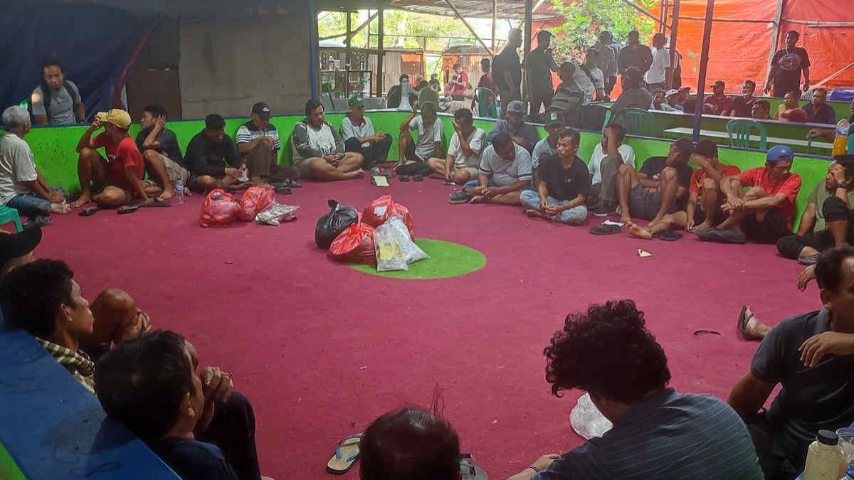 Foto: 70 orang berhasil diringkus Polisi pada penggerebekan arena judi sabung ayam tersebut digelar di Jalan Raya Legok, Jatimekar, Jatiasih, Kota Bekasi pada Ahad, 21 Juli 2024.