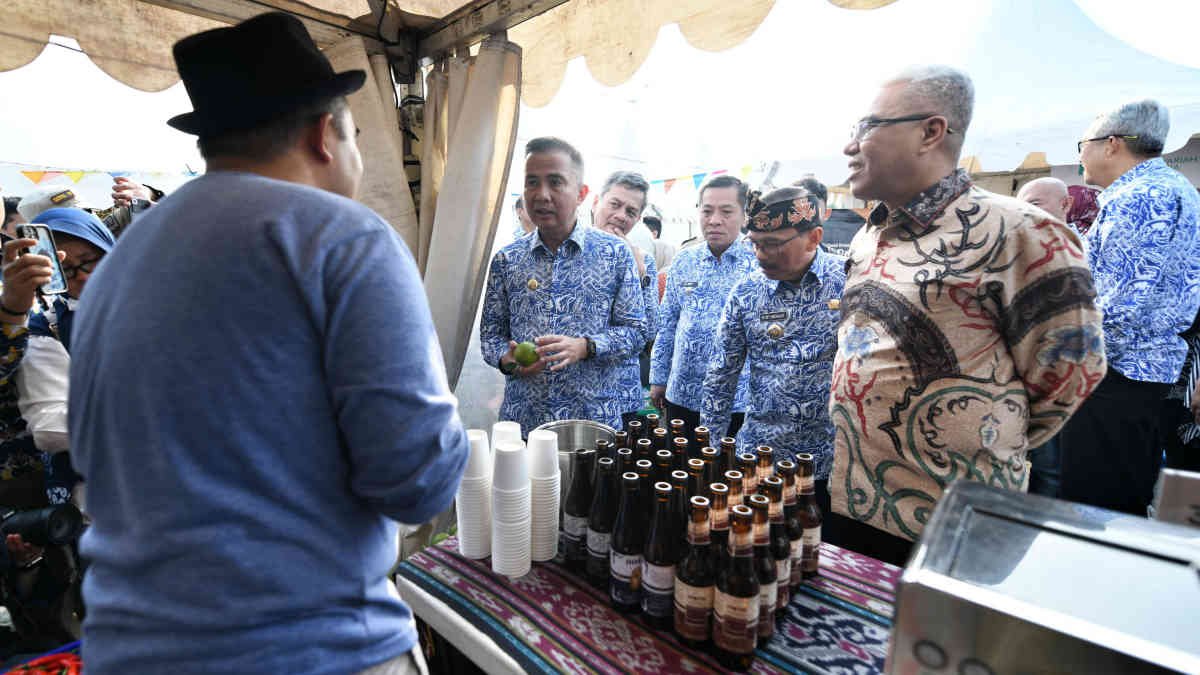 Foto: Penjabat Gubernur Jawa Barat Bey Machmudin menghadiri Peringatan Hari Koperasi Ke -77 Tingkat Provinsi Jabar  sekaligus membuka Gelar Produk Koperasi di Lapangan Street Carnival Galuh Mas, Kabupaten Karawang, Jumat (12/7/2024).