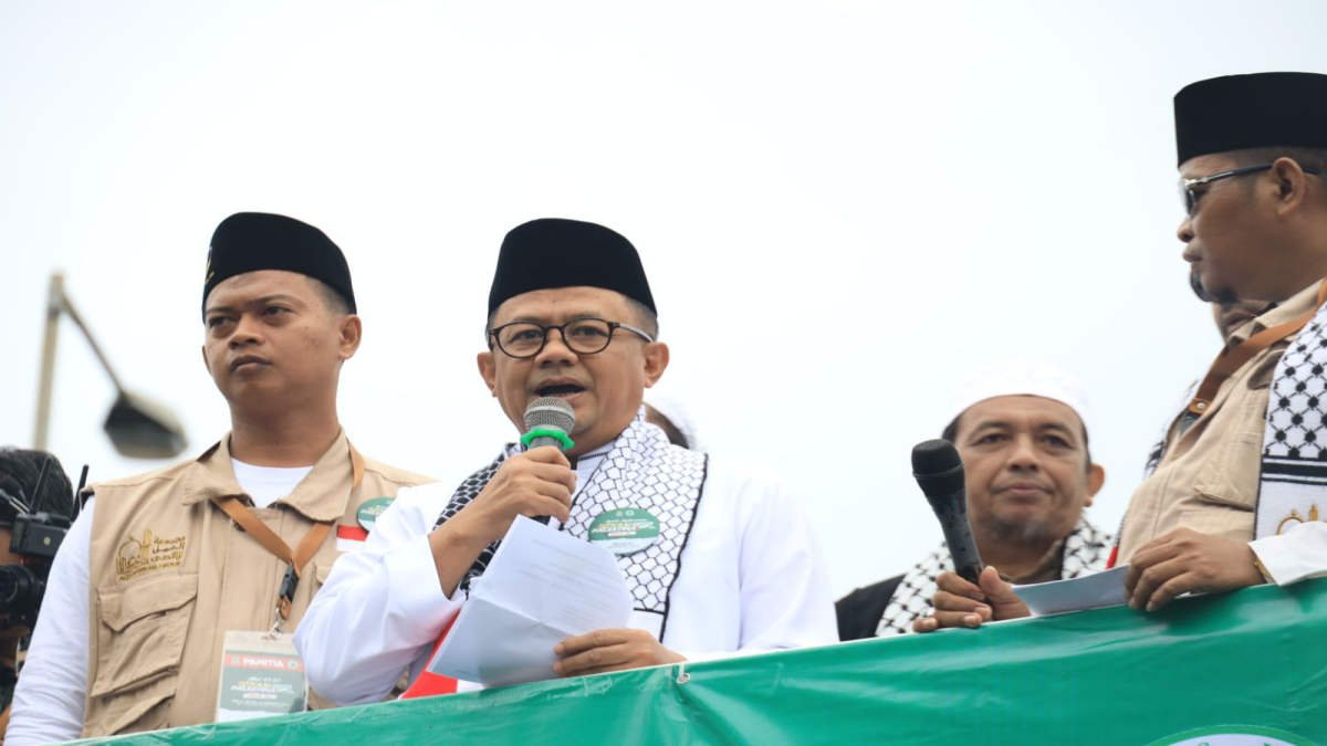 Pj Wali Kota Bekasi Gani Muhamad saat orasi dalam aksi solidaritas untuk Palestina Jilid II, pada Minggu 7 Juli 2024