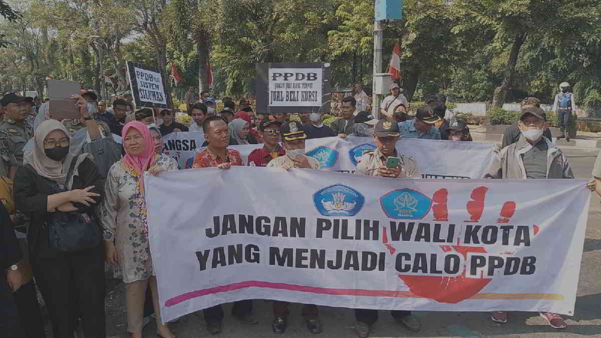 Puluhan Guru Swasta yang tergabung dalam BMPS, gelar aksi di gedung DPRD Kota Bekasi memprotes pelaksanaan PPDB 2024, Rabu 17 Juli 2024