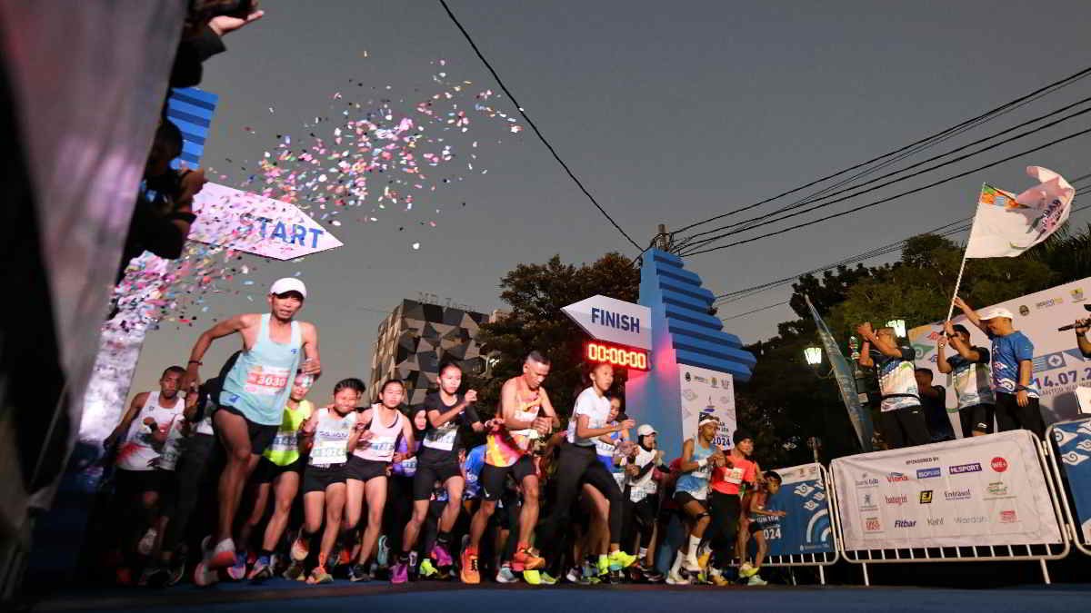 Flag Off Jabar Run 10K 2024 di Jl. Siliwangi, Kota Cirebon, Minggu (14/7/2024). Sekitar 2.000 pelari dari berbagai daerah mengikuti event tersebut.