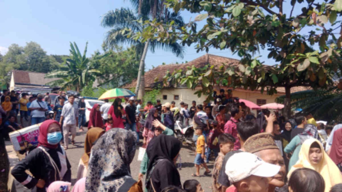 Warga Kabupaten Tanggamus, tumpah sambut kedatangan Jokowi, pada Jumat 12 Juli 2024