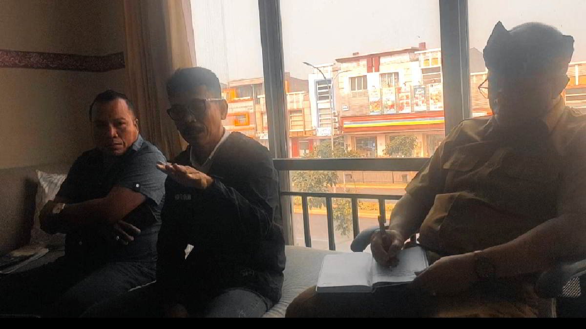Tohom TPS Ketua Umum LSM Forkorindo (tengah) saat menjelaskan terkait kekisruhan di SMAN 13 Bekasi saat bertemu dengan KCD Wilayah III pada Senin 29 Juli 2024