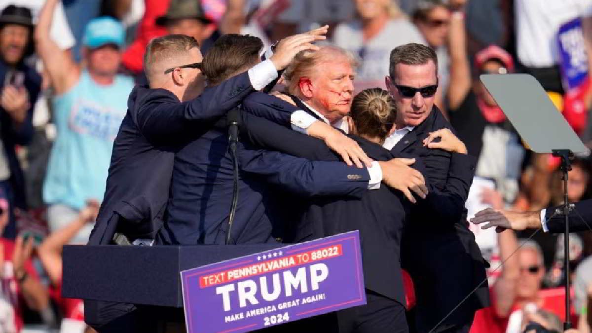 Donald Trump Bacapres Partai Republik dan mantan Presiden AS, dievakuasi dari panggung kampanye di Butler, Pennsylvania, 13 Juli 2024. Foto SC