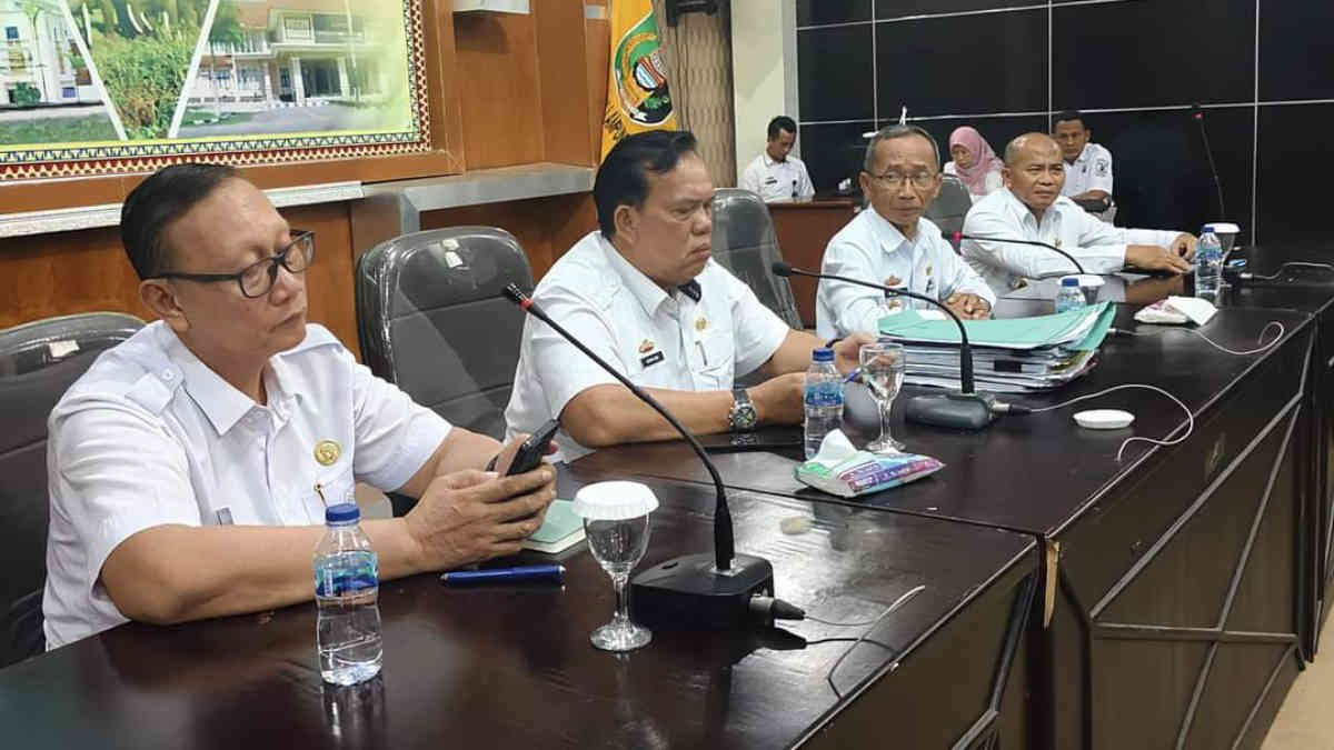 Foto: Azwar Hadi Memimpin rapat pemantapan disiplin Kerja Pemerintah Kabupaten Lampung Timur, di Aula Utama Sekdakb Lamtim, Rabu (10/01/2024).