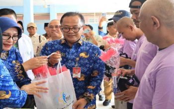 Pj Wali Kota Bekasi kunjungi Yayasan Galuh di Sepanjang Jaya, Rawalumbu berdialog dan memberi bantuan sembako bagi penyandang ODGJ pada Rabu 17 Juli 2024