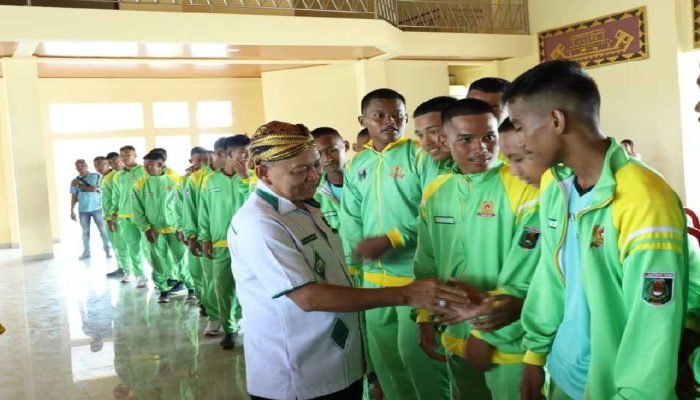 Dawam Rahardjo Lepas Tim Sepak Bola Persilamtim U-17 Piala Soeratin